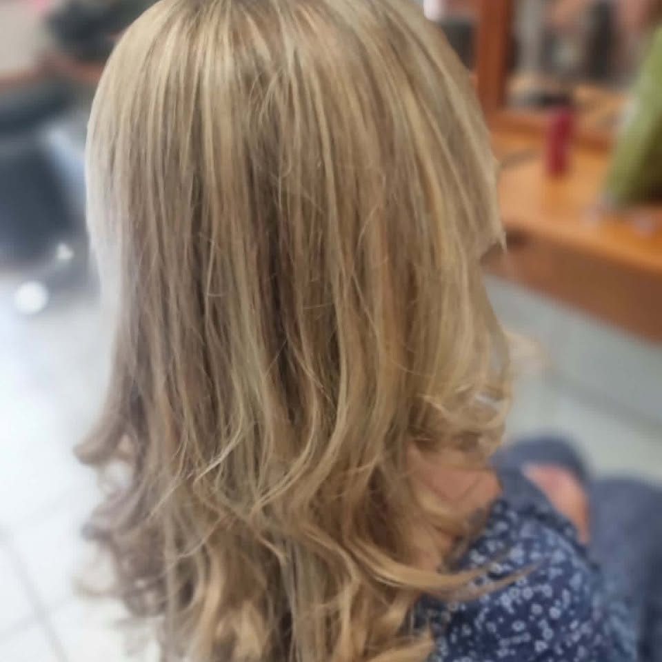 Balayage blond sur cheveux mi-longs