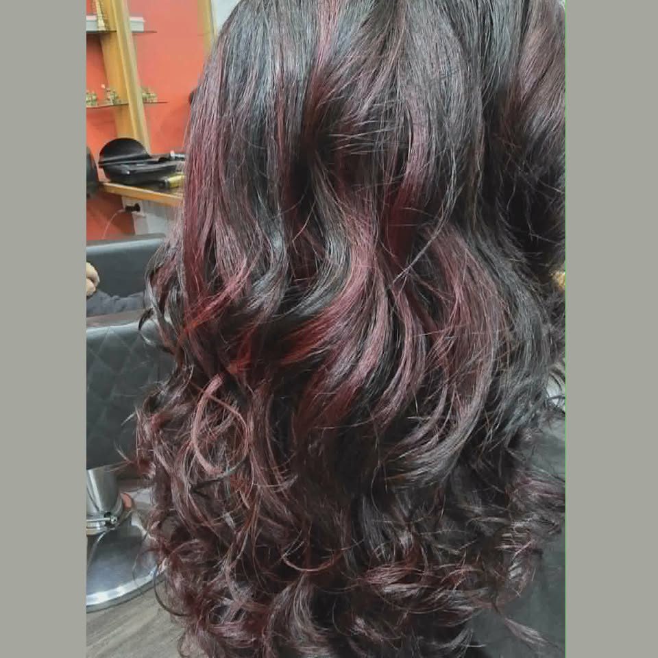 Boucles brunes avec mèches rouges