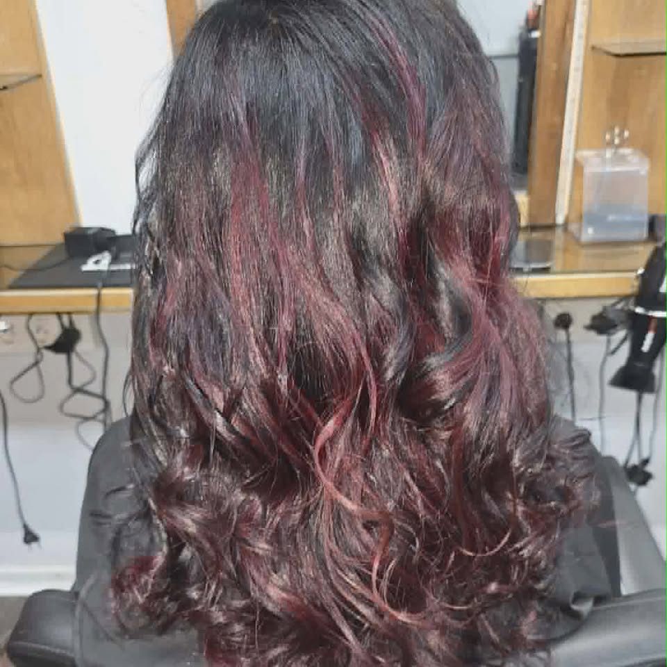 Cheveux longs bruns aux reflets cerise